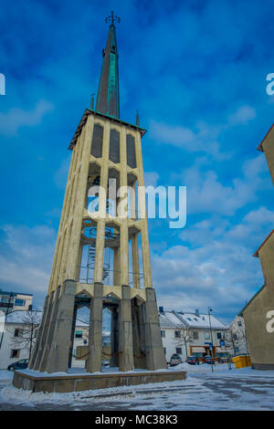 Bodo, Norwegen - 09 April, 2018: Im freien Blick auf den freistehenden Turm von Bodo Kathedrale Stockfoto