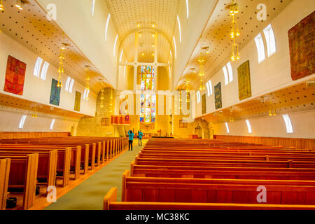 Bodo, Norwegen - 09 April, 2018: Indoor Ansicht von Menschen mit Bildern in die Innenseite der Bodo Kathedrale in Nordland county Stockfoto