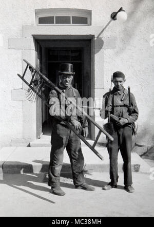 Zwei Schornsteinfeger stehen für ein Portrait in Deutschland, Ca. 1954. Stockfoto