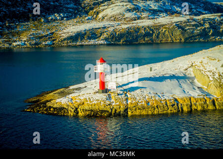 Bodo, Norwegen - 09 April, 2018: Im freien Blick auf die Landschaft von einem Leuchtturm an der Küste von Bodo in Norwegen Stockfoto