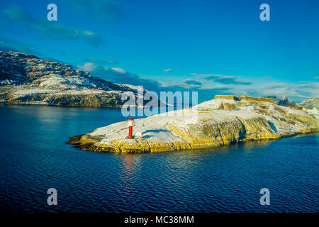 Bodo, Norwegen - 09 April, 2018: Im freien Blick auf die Landschaft von einem Leuchtturm an der Küste von Bodo in Norwegen Stockfoto