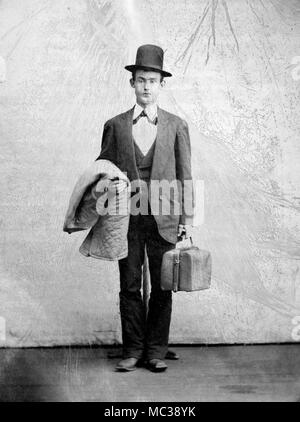 Ein gut gekleideter Mann, der bereit ist in einem Tintype Porträt aus dem späten 19. Jahrhundert zu reisen, Ca. 1890. Stockfoto