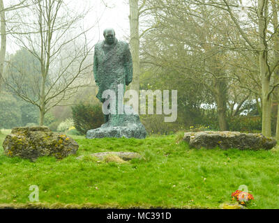 Statue von Winston Churchill im Nebel an Kiefern Garten, St Margarets Bay, Kent, April 2018 Stockfoto