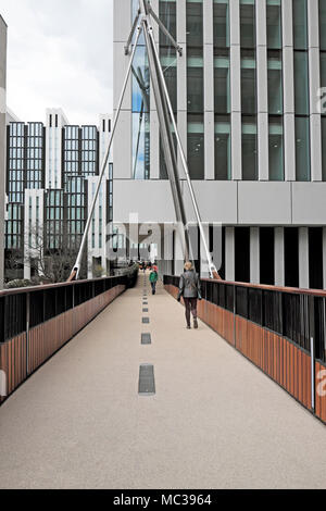 St Alphage highwalk neuen Fußgängerweg am ersten Tag der Eröffnung an der London Wall in der City von London EC2 England UK KATHY DEWITT Stockfoto