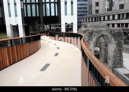 St Alphage highwalk Fußgängerbrücke Fußgängerweg am ersten Tag der Eröffnung an der London Wall in der City von London EC2 England UK KATHY DEWITT Stockfoto