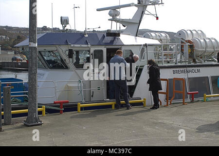 Passagiere, die von der MV Bremenholm, eine Fähre mit Baltimore Clare Island, Cape, ein beliebtes Touristenziel, West Cork, Irland aussteigen. Stockfoto