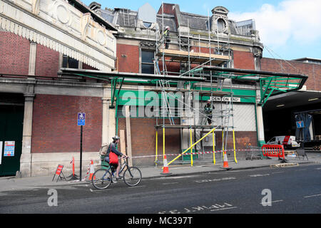 Radfahrer radfahren Vergangenheit Männer arbeiten am Gerüst am Alten Markt Gebäude an der West Smithfield, London UK KATHY DEWITT Stockfoto