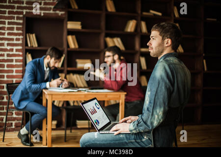 Sales Manager Arbeiten am Laptop mit einem marketing Bericht Stockfoto