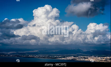 Panoramaaussicht, Wolken über Haifa, Stadt, von Dan Hotel Stockfoto