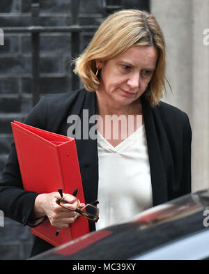 Home Secretary Amber Rudd Blätter Downing Street, London, nach einer Kabinettssitzung der Syrien Konflikt zu diskutieren. Stockfoto