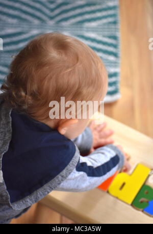 Kind - Toddler boy arbeitet an einem Puzzle Stockfoto