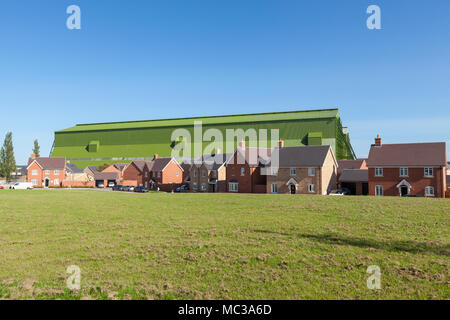 Neubau Immobilien mit Cardington Luftschiff Bügel hinter, Bedford, Großbritannien Stockfoto