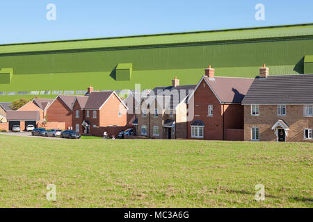 Neubau Immobilien mit Cardington Luftschiff Bügel hinter, Bedford, Großbritannien Stockfoto