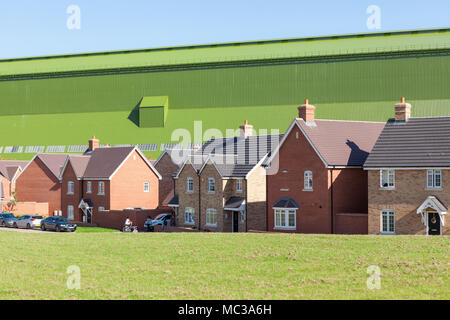 Neubau Immobilien mit Cardington Luftschiff Bügel hinter, Bedford, Großbritannien Stockfoto