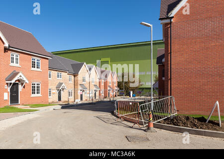 Neubau Immobilien mit Cardington Luftschiff Bügel hinter, Bedford, Großbritannien Stockfoto