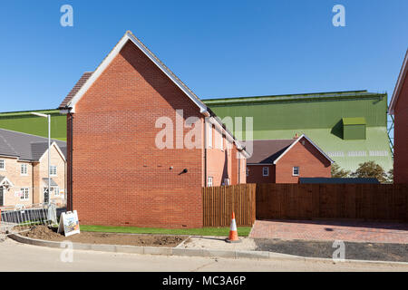 Neubau Immobilien mit Cardington Luftschiff Bügel hinter, Bedford, Großbritannien Stockfoto