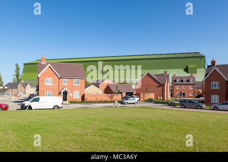 Neubau Immobilien mit Cardington Luftschiff Bügel hinter, Bedford, Großbritannien Stockfoto