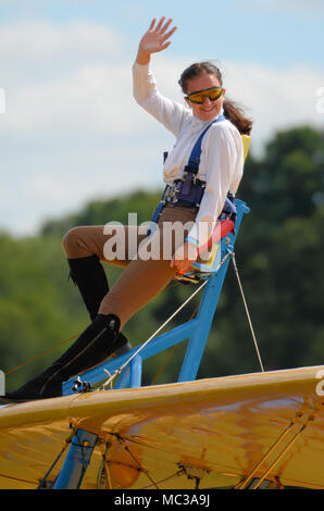 Sarah Niles wingWalking auf einer Boeing Stearman am Damyns Hall Aerodrome, Essex, Großbritannien, mit Aerobatic Tactics. Mädchen auf dem Flügel, Flügel zu Fuß Stockfoto