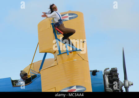 Sarah Niles wingWalking auf einer Boeing Stearman am Damyns Hall Aerodrome, Essex, Großbritannien, mit Aerobatic Tactics. Mädchen auf dem Flügel, Flügel zu Fuß Stockfoto