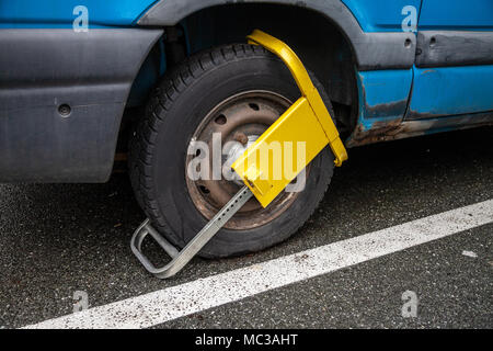 Gelbe Rad Gerät sperren auf einem blauen Van in Deutschland Stockfoto