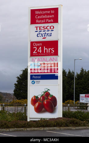 10. April 2018 Newtownards County, Irland. Einen großen Tesco Extra für die Werbung am Eingang des modernen Castlebawn Retail Park Stockfoto