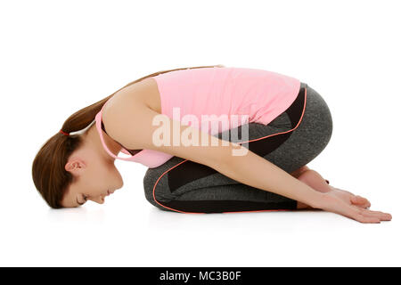 Eine junge weiße Mädchen führt Yoga Asanas des Kindes darstellen, auf Sanskrit Balasana. Beste asana für lumbalen Schmerzen und Position entspannen. Stockfoto