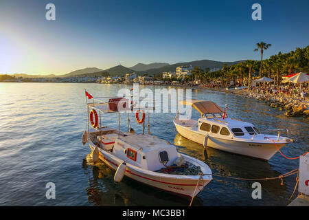 Abend an den Stränden, Bodrum, Marmaris, Türkei, mit Gartenmöbeln, Tisch und Stühle Stockfoto