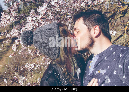 Reizende junge Paar zusammen eine gute Zeit haben im Frühjahr Stockfoto