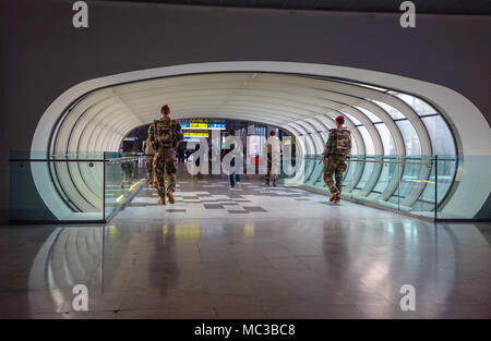 Fußgängertunnel mit vier Soldaten durch Wandern, Flughafen Toulouse Blagnac, Frankreich Stockfoto