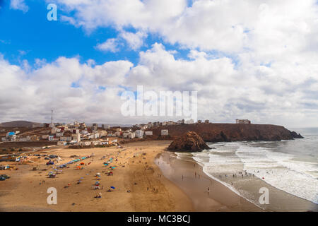 Panoramablick auf den Atlantik Strand in kleinen marokkanischen Stadt Iguer Ouzrou. Stockfoto