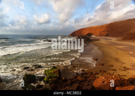 Legzira Strand Sonnenuntergang in der Nähe von Sidi Ifni, Marokko. Stockfoto