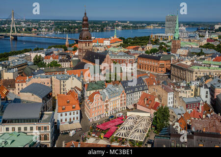 Der Blick nach Norden von der Rīgas Sv. Pētera baznīca (Riga St Peter's Church) oben auf der 72 m-Plattform, in Riga (Lettland). Stockfoto