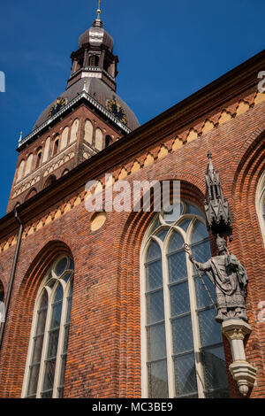 Rīgas Doms (Dom zu Riga), vom 13. bis 18. Jahrhunderts erbaut, ist die Heimat einer großen 6,768-Orgel und sonst nicht viel. In Riga (Lettland). Stockfoto