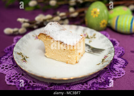 Käsekuchen - hausgemachte Ostern Kuchen Stockfoto