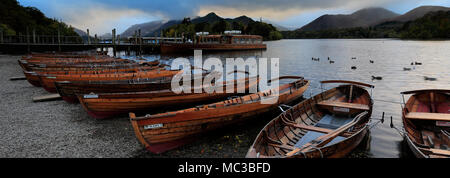 Sonnenuntergang über die hölzerne Ruderboote auf Derwentwater See, Stadt Keswick, Cumbria, Lake District National Park, England, Großbritannien Stockfoto