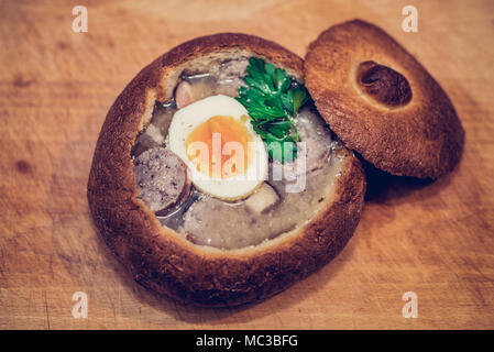 Zurek - traditionelle polnische Suppe in einem Brot Stockfoto