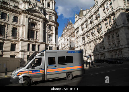 Polizei Transporter außerhalb der alten Krieg Bürogebäude in London, England, Vereinigtes Königreich geparkt. Ehemalige Bürogebäude mit 1.100 Zimmern, die von Churchill als Hauptquartier während des Zweiten Weltkrieges verwendet Stockfoto