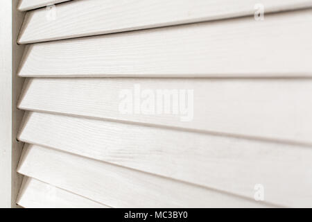 Weiß holz handbemalt Jalousien, Nahaufnahme, verschwommene Vordergrund Stockfoto