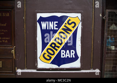 Zeichen für Gordons Wine Bar auf Villiers Street, London, England, Vereinigtes Königreich. Dies ist der berühmte Keller Wein Bar von vielen geliebt. Stockfoto