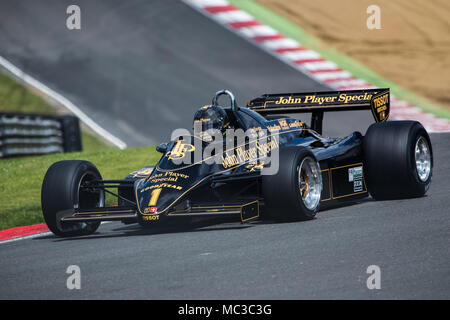 2014 24.05.2010 Brands Hatch Kent UK Greg Thornton fährt mit seinem Lotus bis zu druids Hairpin in der Praxis für das historische F1 Rennen Stockfoto