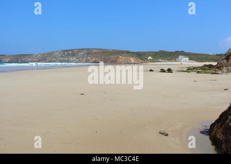 Strand von Baie des Trepasses in Esquibien am Gesetz Tide Stockfoto