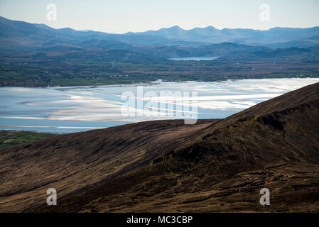 Caherconree Berg mit Blick auf Castlemaine Hafen Stockfoto