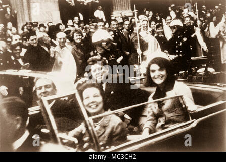 John F. Kennedy, Jacquelyn Kennedy, Texas Gouverneur John Connally und Frau Connally in oben offenen Präsidentenwagen Momente, bevor der Präsident Attentats in Dallas, Texas, im November 1963. Stockfoto