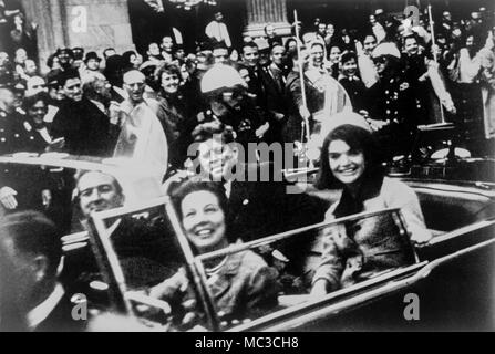 John F. Kennedy, Jacquelyn Kennedy, Texas Gouverneur John Connally und Frau Connally in oben offenen Präsidentenwagen Momente, bevor der Präsident Attentats in Dallas, Texas, im November 1963. Stockfoto