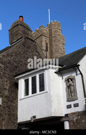 The Old School House über dem Eingang zum St Michael's Kirche, Lindos, Devon, Großbritannien. Stockfoto