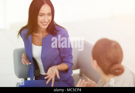 Attraktive Frauen treffen im Büro während einer Pause Stockfoto