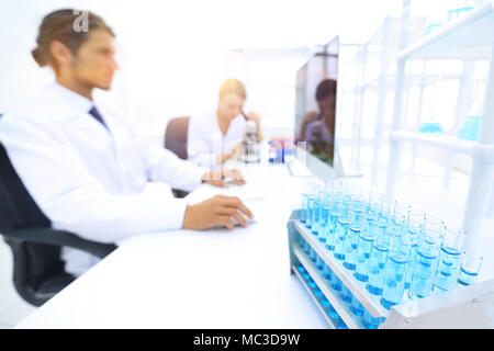 Männliche und weibliche Wissenschaftler Mikroskopie im Labor Stockfoto