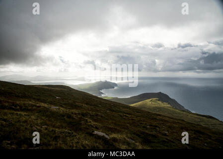 Blick vom nahen Gipfel des Mount Brandon Co. Kerry nach Westen in Richtung Feohanagh und den drei Schwestern Stockfoto