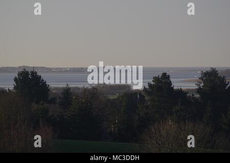 Blick nach Süden hinunter die Exe Estuary bei Flut, in Richtung Exmouth und Dawlish Warren. Von Ludwell Valley Park, Exeter, Devon, Großbritannien. Stockfoto