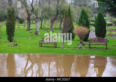 Gräfin Wehr Mühle Gewaehrleistung, und Exeter & Devon Krematorium Gärten. River Exe in der Flut. UK. April, 2018. Stockfoto